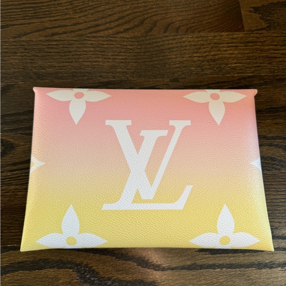 Louis Vuitton By The Pool Kirigami Large - Picture 8 of 12